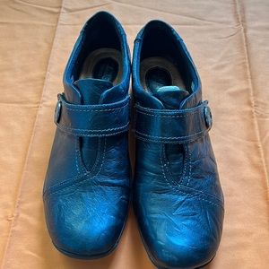 Clarks: Women’s Size 12. Perfect condition, worn once.